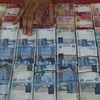 Seorang perempuan diduga mencuri Rp4,5 juta dari temannya menggunakan ATM. Kasus ini kini dalam penyelidikan polisi setelah bukti CCTV ditemukan.