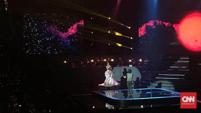 Merayakan perjalanannya di dunia musik, Ari Lasso menggelar konser ‘25 tahun Ari Lasso Sepenuh Hati’, Rabu (25/10) di Balai Sarbini, Jakarta.