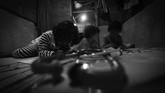 FOTO: Cahaya Memencar dari Dusun Saruan Setelah 72 Tahun Setelah 72 tahun tak 'dijamah' PLN, warga Dusun Saruan, Desa Merbau, akhirnya menikmati aliran listrik dari Pembangkit Listrik Tenaga Mikro Hidro.