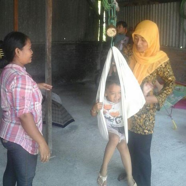 <p>Antara senang dan deg-degan saat ditimbang. (Foto: Instagram/ @puskesmas_wonosala2)  </p>