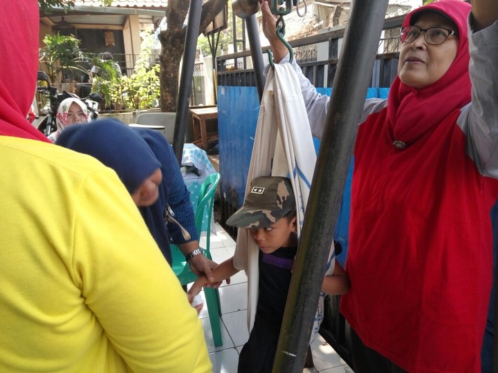 Ekspresi Lucu Anak-anak Saat Ditimbang di Posyandu