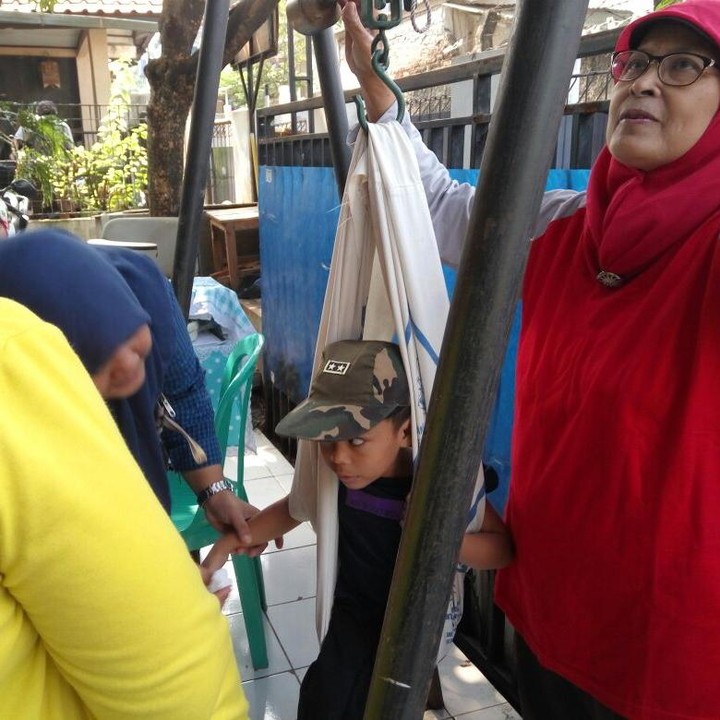 <p>Kalau si kecil yang satu ini sepertinya deg-degan ya ditimbang di timbangan dacin. (Foto: Instagram/ @storiadellavita)</p>