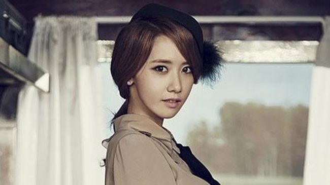 Anggota girl band SNSD Yoona dan model Jepang Tsubasa Honda didapuk menjadi brand ambassador label fesyen mewah Michael Kors.