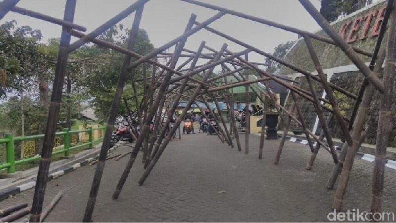 Gelaran Bamboo Lighting Festival di Ketep Pass Magelang sukses digelar.