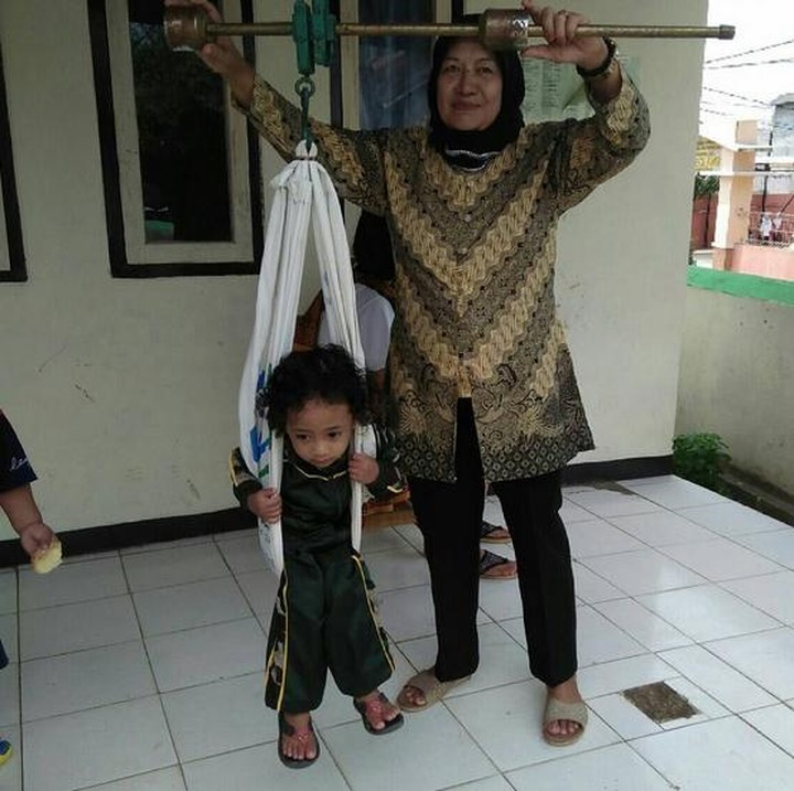 <p> Berpegangan erat. Takut jatuh ya, Nak?  (Foto: Instagram/ @m_zhafran_z.a)     </p>