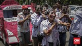 FOTO: Unjuk Rasa Buruh Awak Mobil Tangki Pertamina Demo disertai aksi teatrikal menggendong pocong di jalan raya, menggeliat dan meringkuk sebagai simbol matinya kesejahteraan buruh Pertamina.