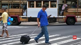 VIDEO: Honolulu Denda Pejalan Kaki yang Menggunakan Ponsel