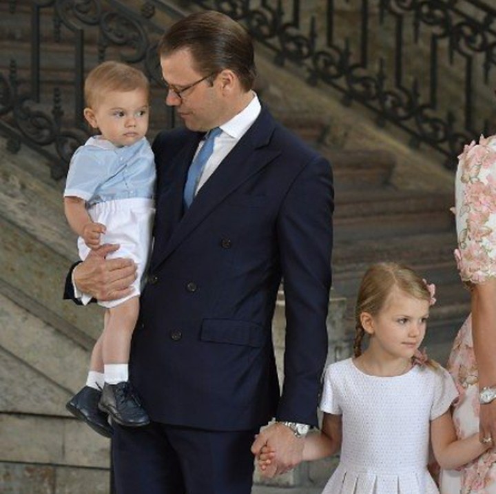 <p>Princess Mahkota Victoria beserta keluarga kecilnya, cantik dan ganteng semua ya. (Foto: Instagram @kungahusetavsverige)</p>
