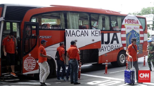 Sebagian pemain dan ofisial Persija nonton bareng pertandingan Persib lawan Mitra Kutai Kertanegara lewat layar kaca di hotel Samarinda, Jumat (27/10).