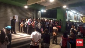 Ratusan Orang Antri Demi Diskon Sport Station di Lotus
