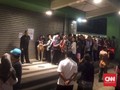 Ratusan Orang Antri Demi Diskon Sport Station di Lotus