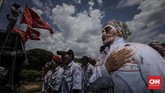 FOTO: Unjuk Rasa Buruh Awak Mobil Tangki Pertamina Demo disertai aksi teatrikal menggendong pocong di jalan raya, menggeliat dan meringkuk sebagai simbol matinya kesejahteraan buruh Pertamina.