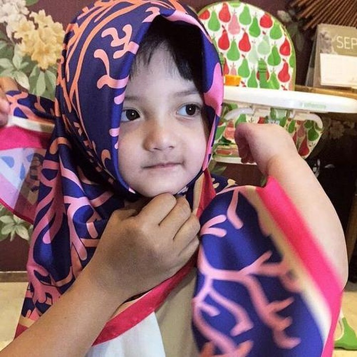 <p>'Sebentar ya, Arsy rapiin kerudungnya dulu.' (Foto: Instagram/ @queenarsy)</p>