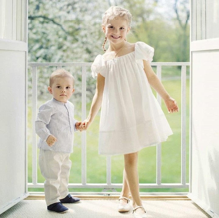 <p>Si cantik dan ganteng, Princess Estelle dan Prince Oscar. (Foto: Instagram @kungahusetavsverige)</p>