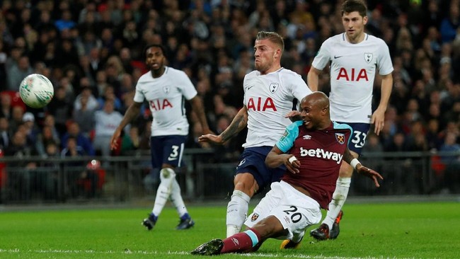 Tottenham Hotspur gagal melangkah ke babak delapan besar Piala Liga Inggris setelah kalah 2-3 dari West Ham United. Chelsea meraih kemenangan 2-1 atas Everton.