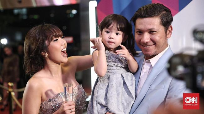 Honne akhirnya berjumpa dengan Gempi, putri Gading Marten dan Gisella Anastasia, yang populer karena menyanyikan lagu 'Location Unknown' pada Kamis (21/11).