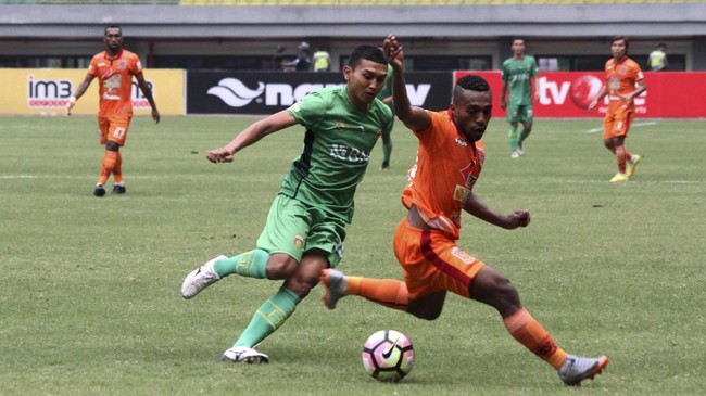 Terens Owang Puhiri berusaha merendah menanggapi heboh soal aksi fenomenalnya. Winger Borneo FC itu menilai aksinya biasa saja.