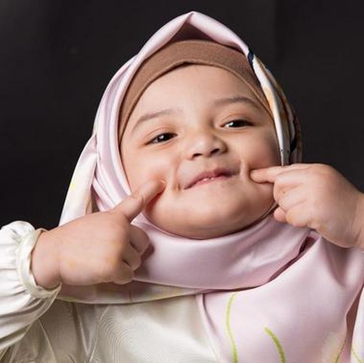 <p>Biar posenya jahil, Arsy tetap cute dan menggemaskan. (Foto: Instagram/ @queenarsy)</p>
