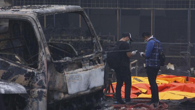 Kepolisian masih mengumpulkan barang-barang yang ikut terbakar di dalam pabrik untuk dijadikan sebagai alat bukti mengungkap kasus tersebut.