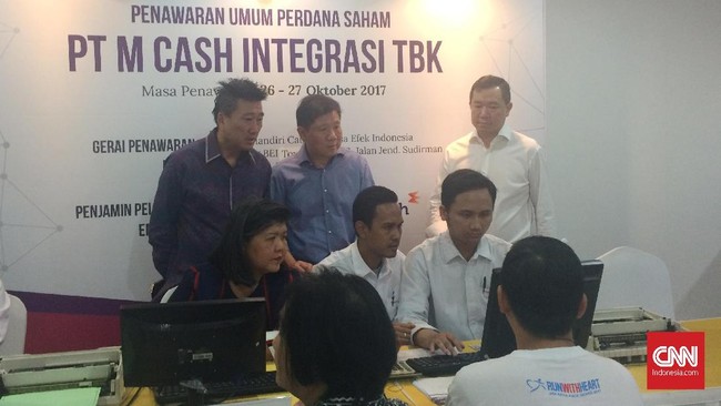 Harga saham PT M Cash Integrasi Tbk (MCAS) langsung melejit 49,46 persen atau 685 poin ke level Rp2.070 per saham pada perdagangan perdananya, Rabu (1/11).