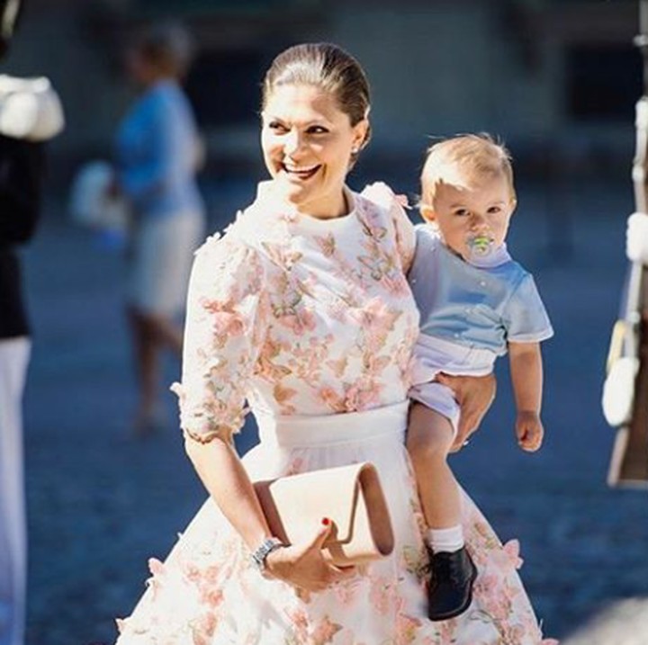 <p>Bersama Prince Oscar yang lagi ngempeng di Victoriaday 2017. Lucu banget! (Foto: Instagram @kungahusetavsverige)</p>