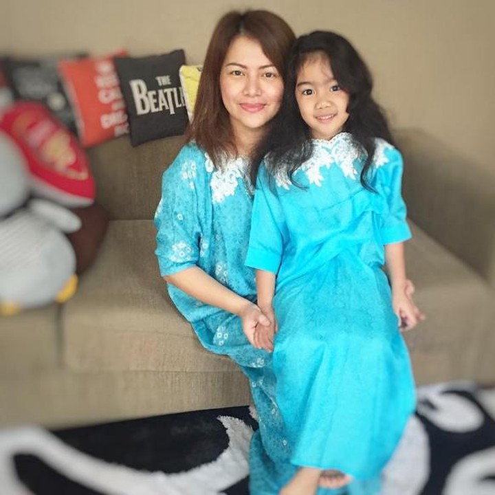 <p>Pakai baju samaan, Leticia dan Bunda Wina Natalia kompak banget! (Foto: Instagram/ @leticiacharlotte)</p>