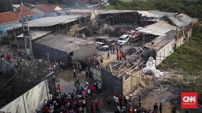 Korban kebakaran di pabrik kembang api diperkirakan akan terus bertambah. Data sementara polisi, masih ada 60 orang yang belum ditemukan.