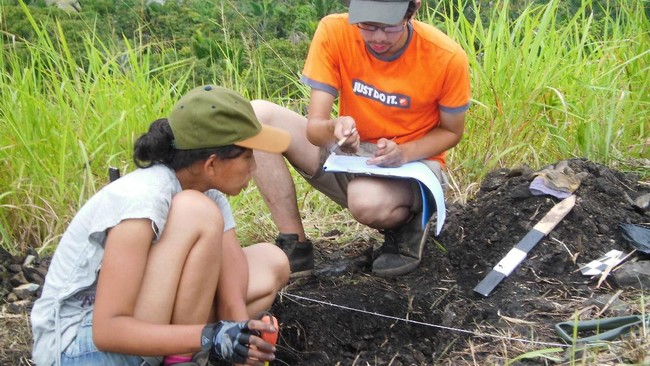 Sebuah bukit di Danau Sentani menjadi saksi adanya hunian manusia sejak 2.500 tahun yang silam. Seperti apa pola kehidupan manusia di sana?