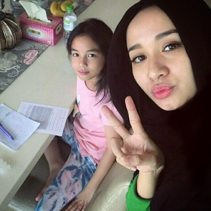 <p>Kalau ini, potret 'kemesraan' Bunda Bella sama si kecil Aleesya. (Foto: Instagram/  @laudya_cintiabella)</p>