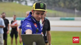 FOTO: Valentino Rossi dan Marc Marquez Mengenang Simoncelli