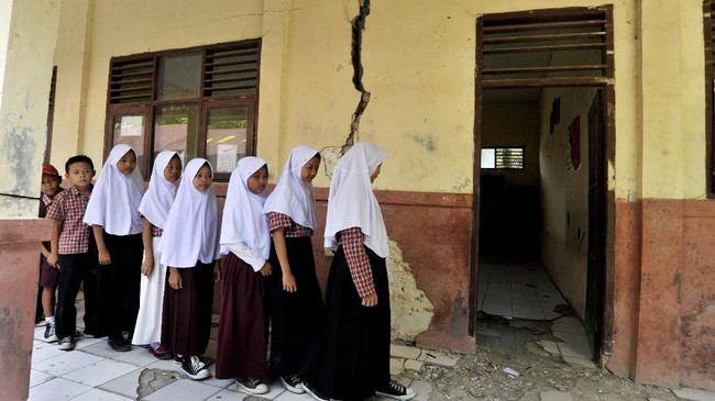 Sebanyak 65 siswa SDN Bantar Panjang, Serang, terpaksa belajar di dalam tenda darurat karena bangunan sekolah mereka yang retak dan tak layak.