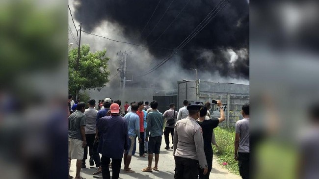 Belasan orang dilaporkan terluka dalam peristiwa terbakarnya pabrik kembang api di kompleks pergudangan 99, Kosambi, Tangerang.