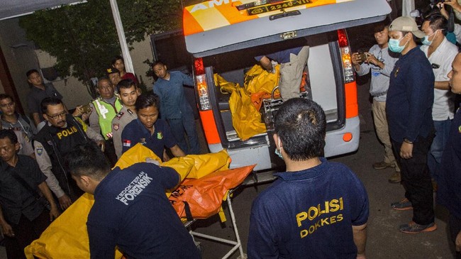 Polisi juga membuat grup WhatsApp agar pihak keluarga mudah mengirimkan data yang dibutuhkan untuk identifikasi korban.
