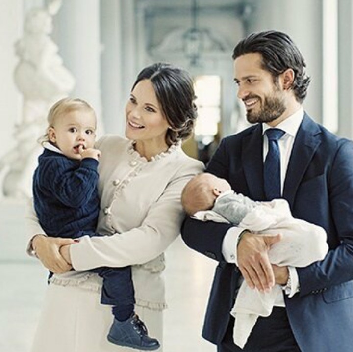 <p>Foto keluarga Kerajaan Swedia terbaru bersama si kecil Prince Carl nih, Bun. (Foto: Instagram @kungahusetavsverige)</p>