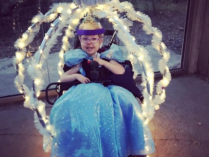 Cerita Gadis Cilik dengan Kursi Roda yang Jadi Cinderella Sehari