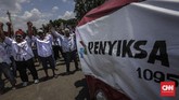 FOTO: Unjuk Rasa Buruh Awak Mobil Tangki Pertamina Demo disertai aksi teatrikal menggendong pocong di jalan raya, menggeliat dan meringkuk sebagai simbol matinya kesejahteraan buruh Pertamina.
