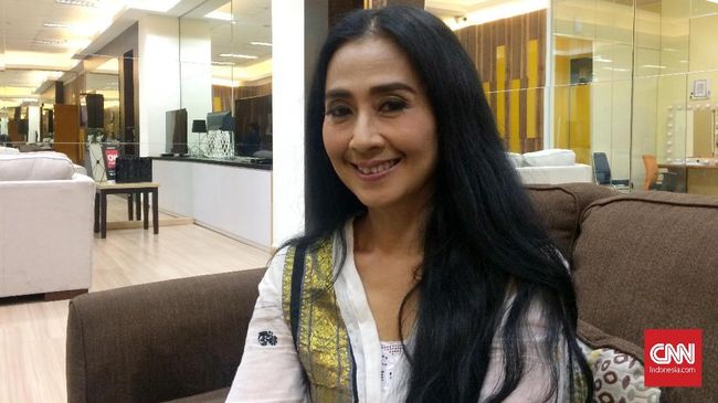 Tak mudah bagi seniman asal Bali, Ayu Laksmi untuk menjadi sosok ibunda Minke di film 'Bumi Manusia'. Menurut Ayu, jiwanya lebih mirip Nyai Ontosoroh.