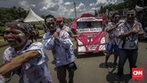 FOTO: Unjuk Rasa Buruh Awak Mobil Tangki Pertamina Demo disertai aksi teatrikal menggendong pocong di jalan raya, menggeliat dan meringkuk sebagai simbol matinya kesejahteraan buruh Pertamina.