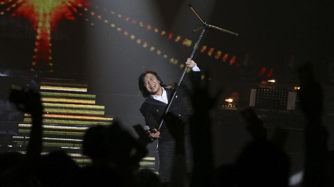 Ari Lasso mengisahkan dalam konser 25 tahun kariernya, lagu 'Jika' menjadi pendorong dia untuk tetap berkarya sebagai solois usai hengkang dari Dewa 19.