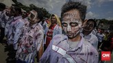 FOTO: Unjuk Rasa Buruh Awak Mobil Tangki Pertamina Demo disertai aksi teatrikal menggendong pocong di jalan raya, menggeliat dan meringkuk sebagai simbol matinya kesejahteraan buruh Pertamina.