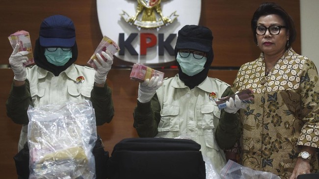 Cendekiawan muslim Azyumardi Azra menyebut masih banyak koruptor berpikir bisa 'bersihkan' dosa dengan gunakan uang korupsi untuk berbuat baik.