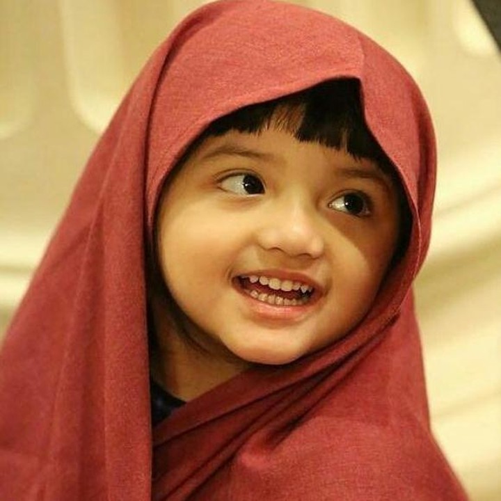 <p>Pakai kerudung kayak gini, Arsy tetap lucu. (Foto: Instagram/ @queenarsy)</p>