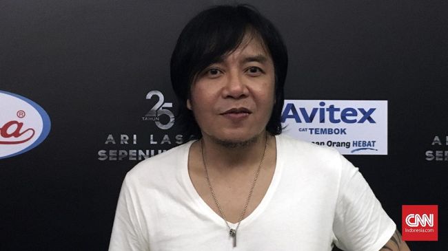 Ari Lasso akhirnya pulang dari rumah sakit. Dalam sebuah unggahan, ia bahagia bisa pulang tanpa menggunakan kursi roda. 