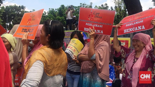 Permintaan ini semata untuk membantu Anies dan Sandi agar tidak mendapat penjegalan dari dalam tubuh Pemprov saat akan menjalankan berbagai program.