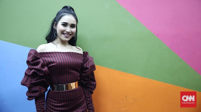 Ayu Ting Ting dilaporkan polisi setelah tiga orang tewas akibat menenggak miras oplosan di tempat karaokenya.