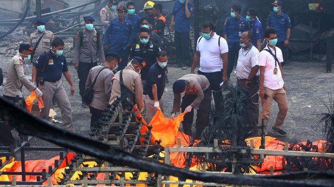 Pekerja pabrik kembang api yang terbakar sekitar 103 orang. Dari hasil penelusuran polisi menemukan sisa 10 orang yang belum ditemukan.