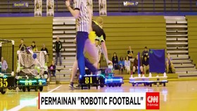 Mahasiswa Notre Dame Bermain Footbal dengan Robot
