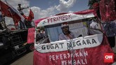 FOTO: Unjuk Rasa Buruh Awak Mobil Tangki Pertamina Demo disertai aksi teatrikal menggendong pocong di jalan raya, menggeliat dan meringkuk sebagai simbol matinya kesejahteraan buruh Pertamina.