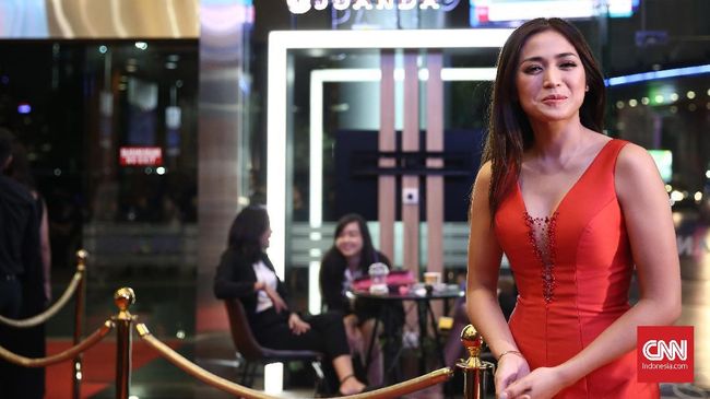 Jessica Iskandar Ngamuk Steven Tak Hadir Sidang: Ngumpet Terus! Jauh-jauh datang dari Bali, Jessica Iskandar dan suaminya justru tak bertemu Steven dalam sidang hari ini, Rabu (5/10). Jedar pun ngamuk.