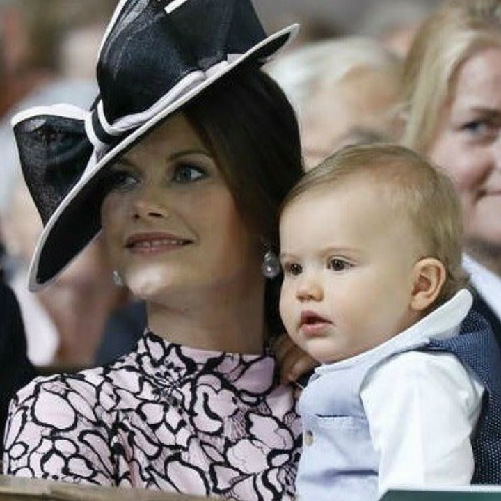 <p>Princess Sofia bersama putranya Prince Alexander di Victoriaday 2017. (Foto: Instagram @kungahusetavsverige)</p>
